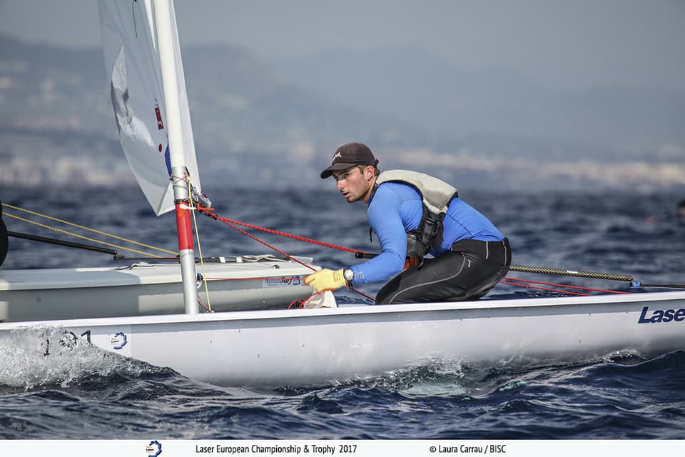Antonio Coronilla navegando en ILCA en rumbo de empopada