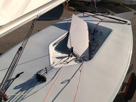 Revisión de casco y herrajes de ILCA antes de regata